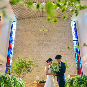 ステンドグラスと優しい陽光に包まれたチャペル|メーヤー・ライニンガーの写真(55067120)