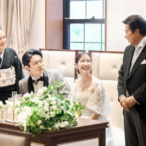 【人数・テイストの異なる2つのパーティ会場】オープンキッチンから五感で楽しむ料理でおもてなし。隣接ガーデンやテラスでは、季節ごとの緑と都心とは思えない自然を楽しめる|メーヤー・ライニンガーの写真(55497856)