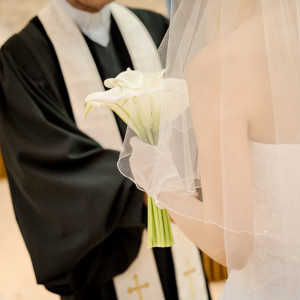 牧師と事前の面談や、当日おふたりのために特別なメッセージが贈られるセレモニーを。|メーヤー・ライニンガーの写真(55067045)