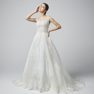 立体的な3Dフローラルレースが施されたデザイン。デコルテを美しく演出