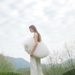 全国で試着可能な【FOUR SIS & CO.】のドレスは、軽くて着心地抜群。