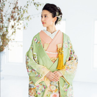 和装の取り揃えも豊富。前撮りにもご利用可〇