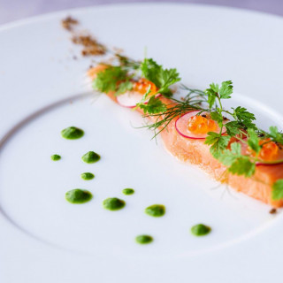 緑が豊かな当館らしさを、色彩が鮮やかな料理で表現しています。