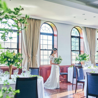 クラシカルな「アガペ」は木目のレトロな色合いが印象的。