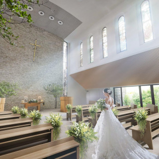 木材や大理石の温かみある上質な雰囲気で、誰もが居心地よく過ごせるアットホームな空間