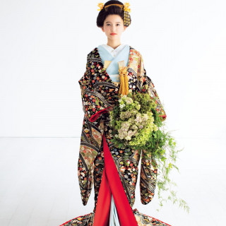 緑に包まれ和装の華やぎ際立つ日