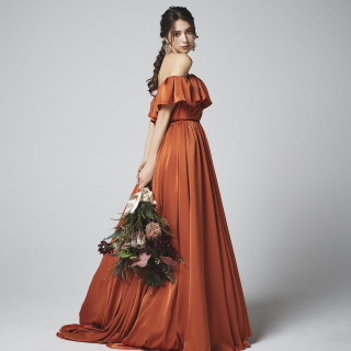 女性らしいシルエットのドレス。華やかな1着