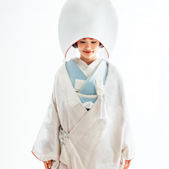 庭園の緑に映える、華やかな和装ウェディング