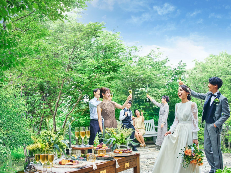 併設のテラスではデザートビュッフェやフラワーシャワーができる