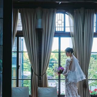 柔らかな日差しが差し込むサンルームで温かみのある一枚を