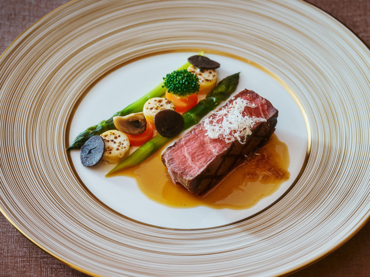 五感を満たすエンターテインメントな一皿