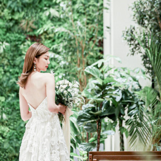 天高7mの解放感。 まるでリゾート地のような空気感の中で、 生涯の誓いを交わす特別な瞬間が広がる