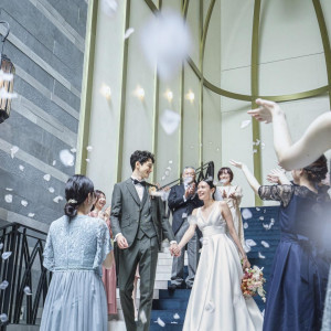 二人を祝福するゲストとアットホームな距離感で|インフィニート名古屋/テイクアンドギヴ・ニーズウェディングの写真(56414799)