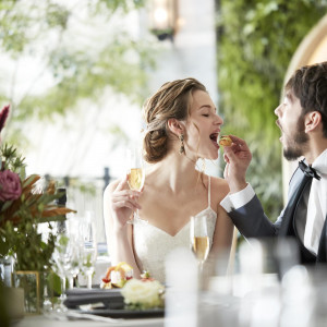 美食を囲んで笑顔溢れるアットホームウエディング！