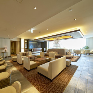 訪れたゲストを最初に迎える待合スペースはまるでホテルのような上質ラグジュアリーな空間|インフィニート名古屋/テイクアンドギヴ・ニーズウェディングの写真(56388568)