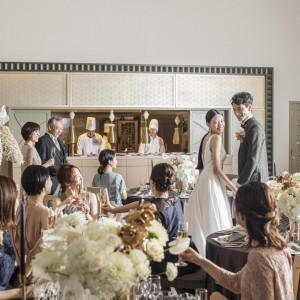 披露宴会場に隣り合うキッチンから、ベストなタイミングでテーブルへ|インフィニート名古屋/テイクアンドギヴ・ニーズウェディングの写真(56418781)