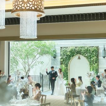 扉を開け放てばパーティ会場とひと続きに。開放的な空間でガーデンウエディングが楽しめる