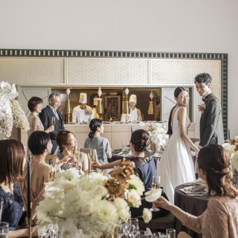 オープンキッチンから出来立ての料理が運ばれてくる