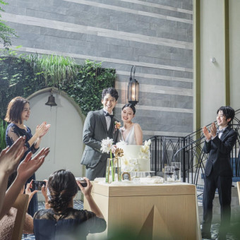 扉を開け放てばパーティ会場とひと続きに。開放的な空間でガーデンウエディングが楽しめる