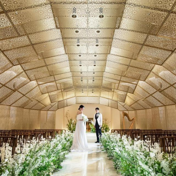 上質な雰囲気が漂う空間は和装・洋装を選ばず花嫁を美しく映し出します