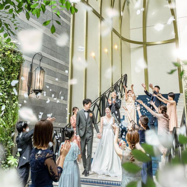 チャペル(圧巻の大階段・ゲストからの祝福のシャワー)◆自然光が差し込む大階段での心温まる演出