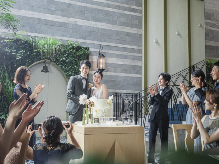 お庭を使ってケーキ入刀やビュッフェ等の演出も楽しめる♪