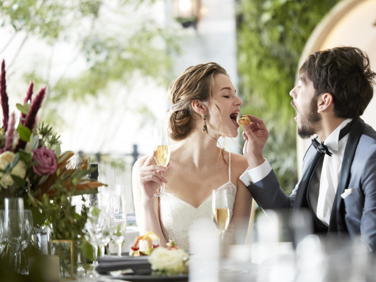 美食を囲んで笑顔溢れるアットホームウエディング！