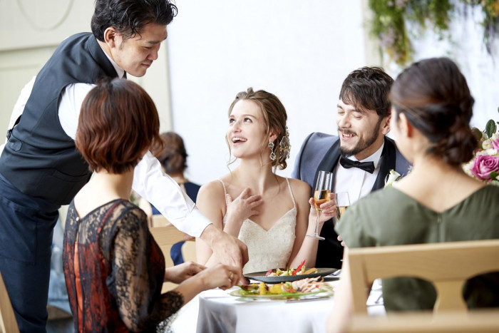 スタッフが食事の進行に合わせて料理をサーブ。出来立ての料理をゆっくりとお楽しみいただけます