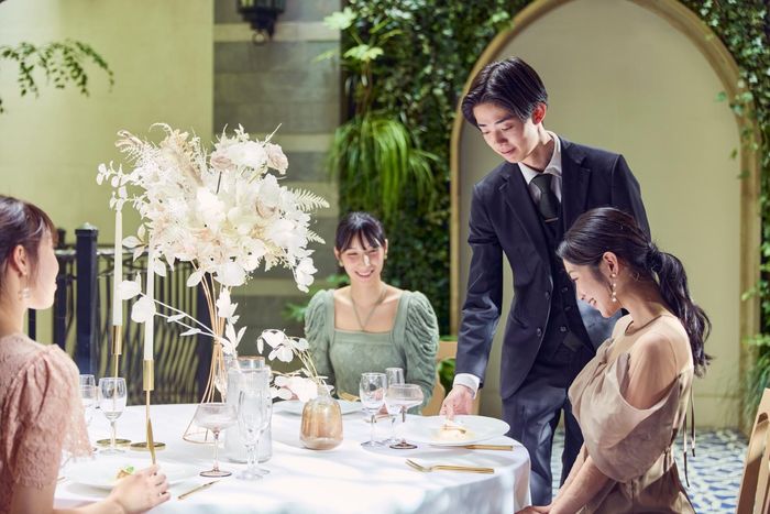 スタッフが食事の進行に合わせて料理をサーブ。出来立ての料理をゆっくりとお楽しみいただけます