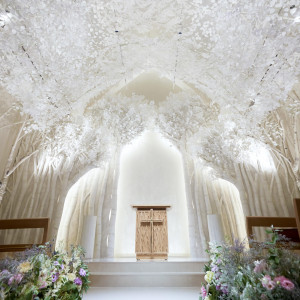 白を基調としたチャペルにお二人のお好みの装飾を|トリフォーリアNAGOYA/テイクアンドギヴ・ニーズウェディングの写真(56379207)