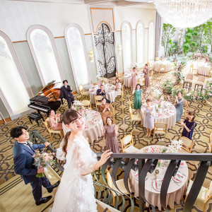 階段からの入場はゲストと一緒に盛り上がる素敵なワンシーンに|トリフォーリアNAGOYA/テイクアンドギヴ・ニーズウェディングの写真(56379685)