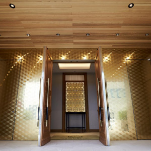 高級感のある扉がゲストを出迎えます|トリフォーリアNAGOYA/テイクアンドギヴ・ニーズウェディングの写真(56378353)