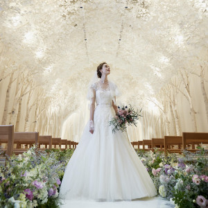 白樺がモチーフの森のチャペルでは照明効果で様々な表情に|トリフォーリアNAGOYA/テイクアンドギヴ・ニーズウェディングの写真(56379692)