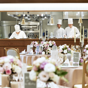 会場内のオープンキッチンはライブ感のある食事を演出|トリフォーリアNAGOYA/テイクアンドギヴ・ニーズウェディングの写真(56379085)