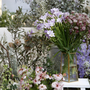 トレンドを熟知したフラワーコーディネーターがアレンジをご提案|トリフォーリアNAGOYA/テイクアンドギヴ・ニーズウェディングの写真(56379210)