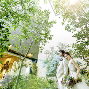 白樺の樹木に囲まれる、幻想的なデザインのチャペル。|トリフォーリアNAGOYA/テイクアンドギヴ・ニーズウェディングの写真(56378349)