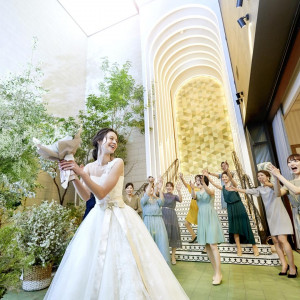 ブーケトスなどの屋外選出でゲストとの一体感のあるセレモニーを実現|トリフォーリアNAGOYA/テイクアンドギヴ・ニーズウェディングの写真(56377446)