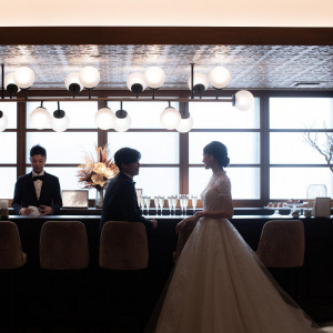 ラウンジにはバーカウンターもあり、ドリンクが種類豊富に揃います|トリフォーリアNAGOYA/テイクアンドギヴ・ニーズウェディングの写真(56378346)