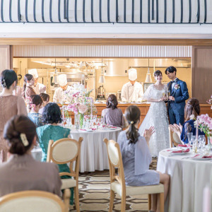 キッチンから届く、香りや音もパーティ演出のひとつに。|トリフォーリアNAGOYA/テイクアンドギヴ・ニーズウェディングの写真(56377563)