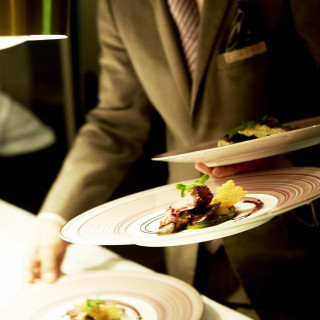 キッチンと連携をとってベストなタイミングでサーブ