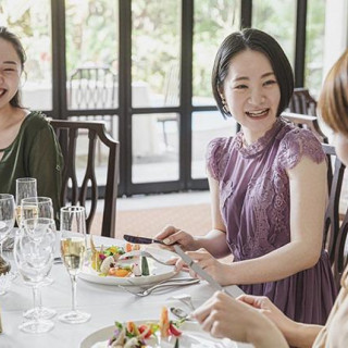 スタッフが食事の進行に合わせて料理をサーブ。出来立ての料理をゆっくりとお楽しみいただけます