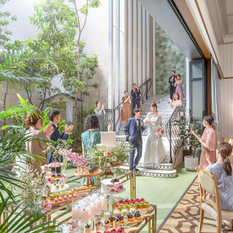 披露宴会場と一続きになるお庭が併設♪入場はもちろん、ビュッフェやケーキ入刀の演出も可能