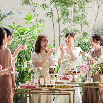 緑溢れる空間でケーキ入刀やゲストとの記念撮影を楽しんで。