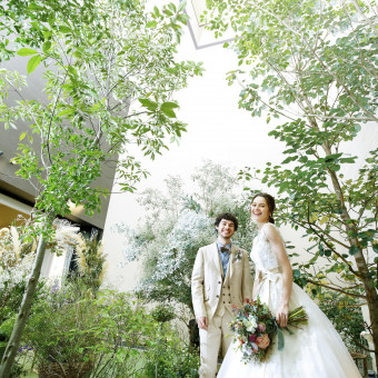 パーティ会場とひと続きの全天候型ガーデンテラスは、頭上から光が差し込み開放感たっぷり！