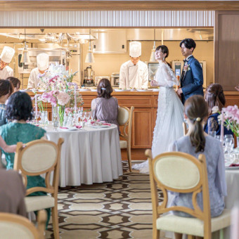 出来立てのお料理をオープンキッチンからベストなタイミングでご提供します。