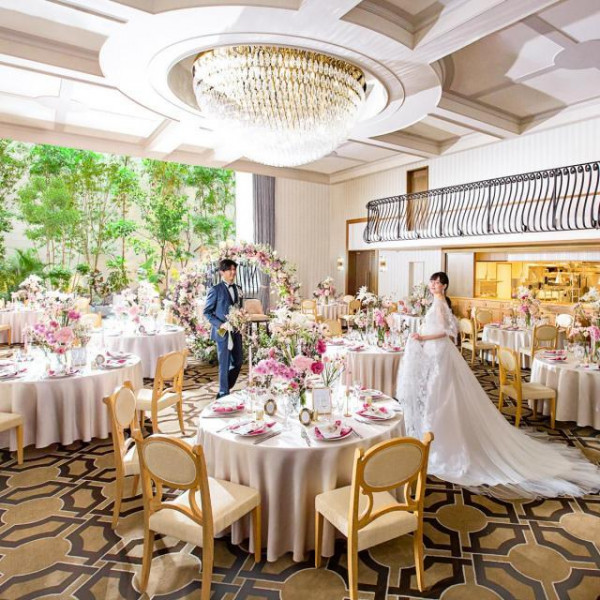 テラスと繋がる披露宴会場で光溢れる開放的空間でパーティを