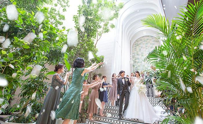 チャペルからパーティ会場へと続く、全天候型の大階段