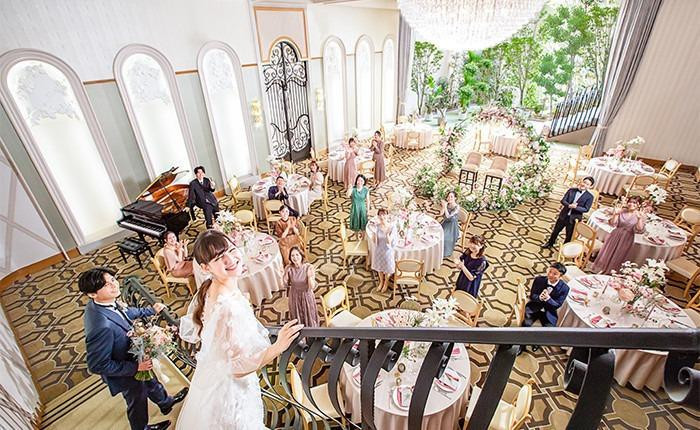 印象的な入場シーンが叶う華やかな大階段を併設。音楽や入場シーンにこだわるのも◎