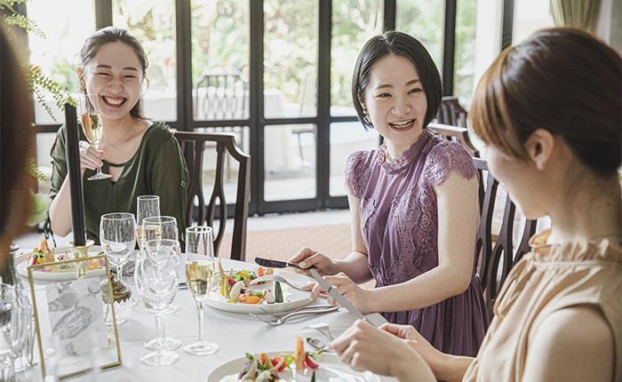 スタッフが食事の進行に合わせて料理をサーブ。出来立ての料理をゆっくりとお楽しみいただけます