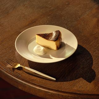 濃厚な口どけに感動の口コミ多数！系列レストランで大人気のバスクチーズケーキも。